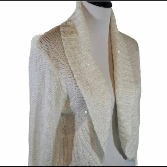 No boundaries XXL cream shrug w/ Sequins - Picture 4 of 5